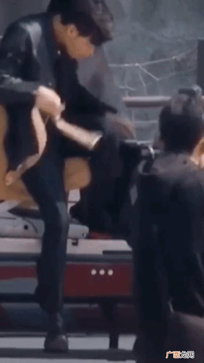 李易峰搞笑，李易峰下飞机被安全带卡住走不了很搞笑
