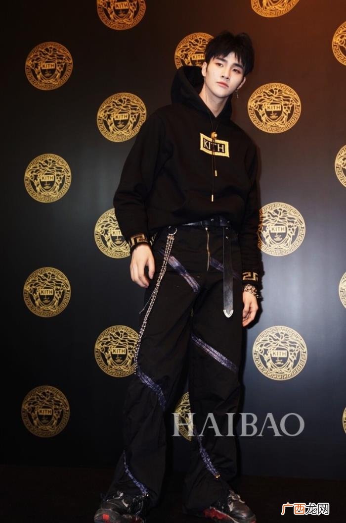 许凯钟楚曦，钟楚曦、许凯等明星潮人亮相快闪店