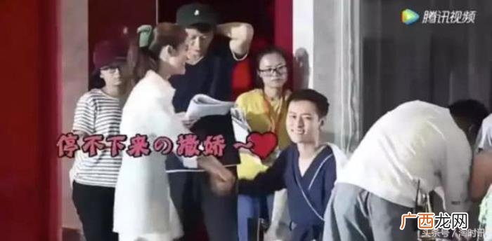 张雪迎吻痕，张雪迎让秦俊杰为自己擦脚、同吃一碗胡辣汤、晒吻痕