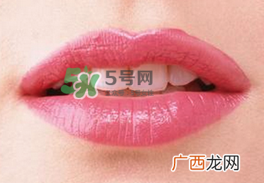 你的嘴唇为什么起泡嘴唇上的水泡治不好吗？