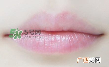 你的嘴唇为什么起泡嘴唇上的水泡治不好吗？