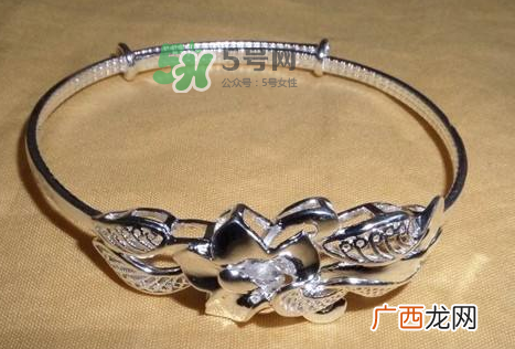 银手镯可以刮痧吗？怎么用银手镯刮痧？