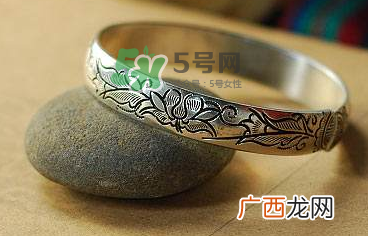 银手镯可以刮痧吗？怎么用银手镯刮痧？