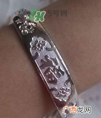 银手镯可以刮痧吗？怎么用银手镯刮痧？