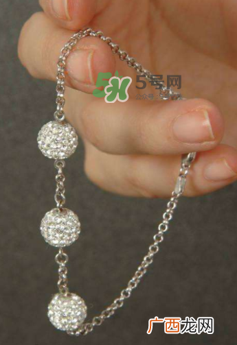 银手镯带哪只手好？银手镯女性戴哪只手？