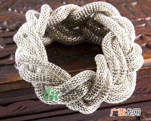 银手镯带哪只手好？银手镯女性戴哪只手？