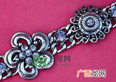 银手镯带哪只手好？银手镯女性戴哪只手？