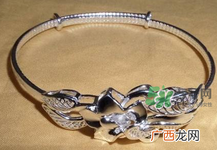 银手镯可以用牙膏洗吗？银手镯可以用什么洗？