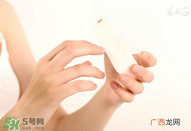 指甲上没有月牙是缺什么？指甲上没有月牙怎么补？