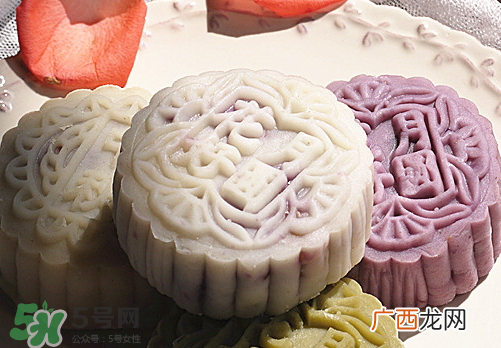 月饼皮可以用低筋面粉吗？月饼皮用什么面粉？
