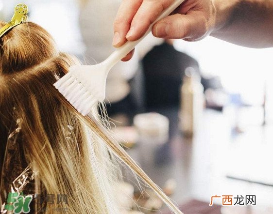 染发会导致掉头发吗？烫发会导致掉头发吗