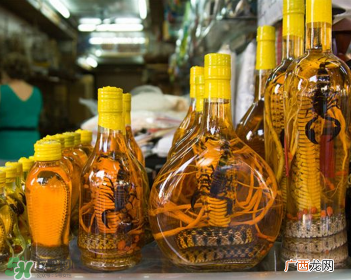 毒蛇泡在酒里为什么不死？毒蛇泡酒不死是什么原因？