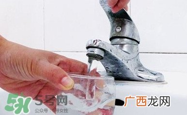自来水为什么不能直接喝？自来水洗过的水果为什么可以吃？