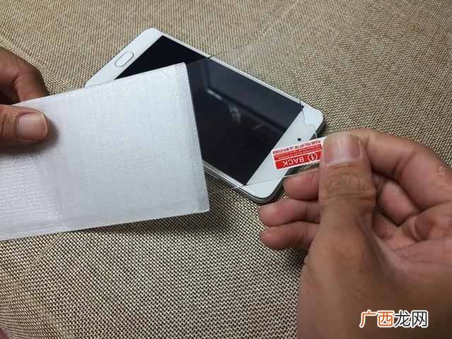 手机膜钢化膜怎么贴？一分钟贴好，省钱又省事