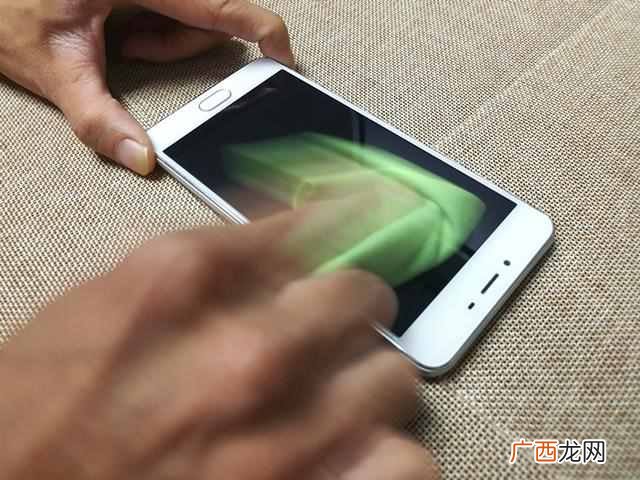 手机膜钢化膜怎么贴？一分钟贴好，省钱又省事