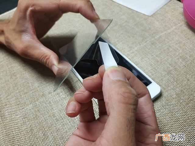 手机膜钢化膜怎么贴？一分钟贴好，省钱又省事