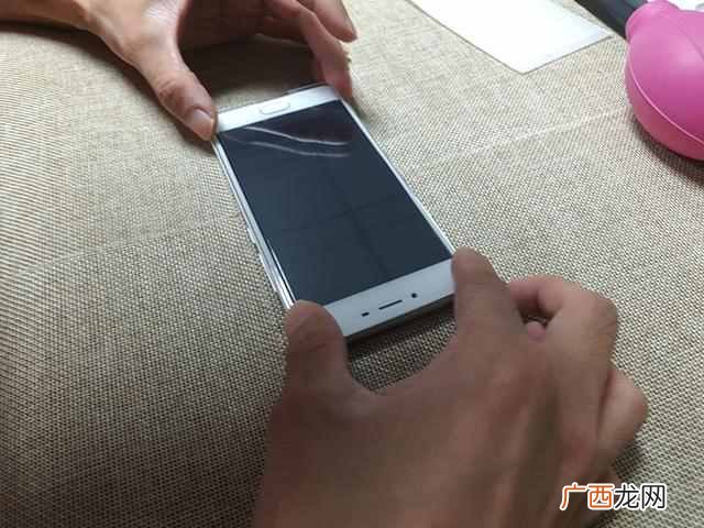 手机膜钢化膜怎么贴？一分钟贴好，省钱又省事