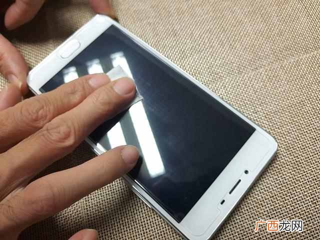 手机膜钢化膜怎么贴？一分钟贴好，省钱又省事
