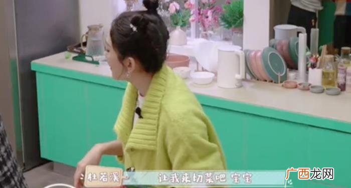 严屹宽一家三口，严屹宽晒一家三口合照