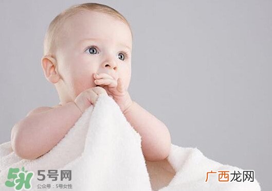 宝宝手指甲有白痕怎么回事？幼儿手指甲发白是缺钙吗