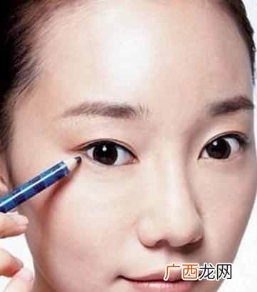 怎么化妆眼睛大？把握诀窍，秒变大眼美女