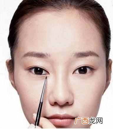 怎么化妆眼睛大？把握诀窍，秒变大眼美女