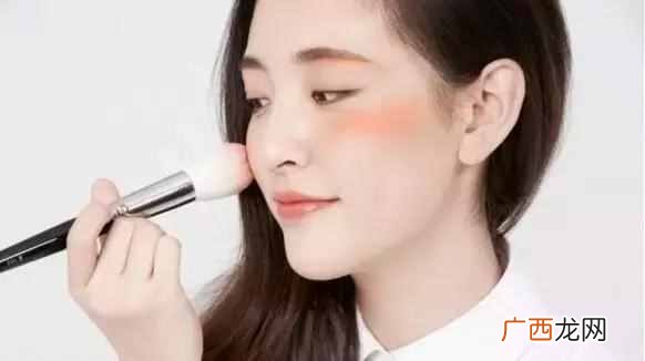 腮红怎么用更自然?腮红打的好,秒变小仙女