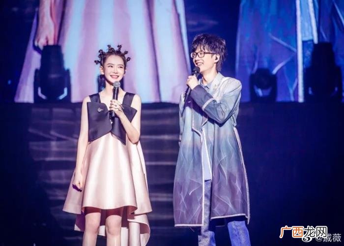许嵩演唱会，戚薇助阵许嵩演唱会看起来只有18岁
