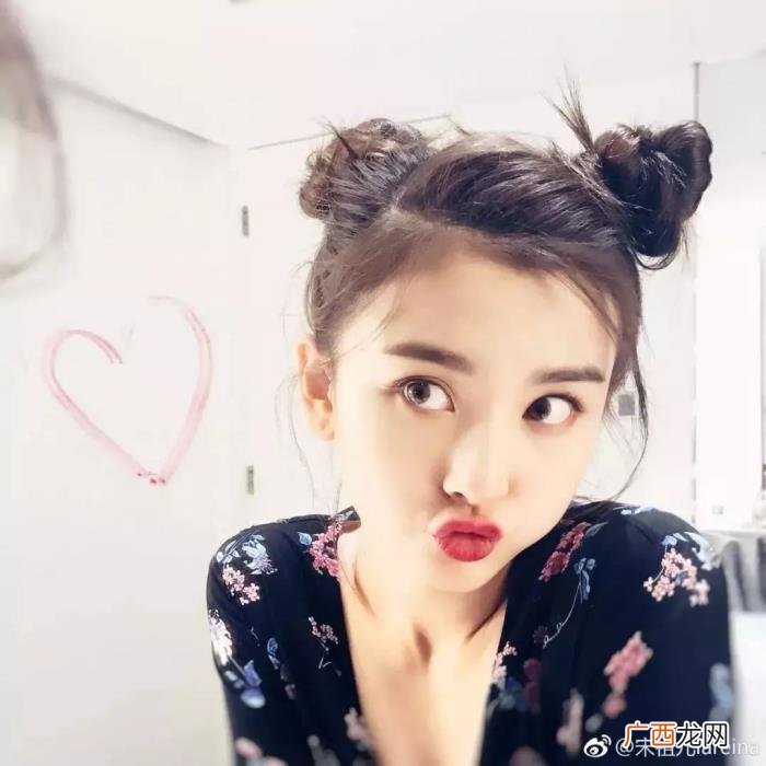 许嵩演唱会，戚薇助阵许嵩演唱会看起来只有18岁