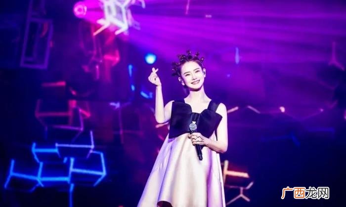 许嵩演唱会，戚薇助阵许嵩演唱会看起来只有18岁