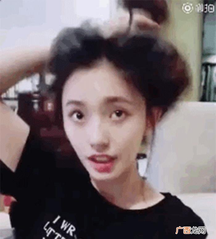 许嵩演唱会，戚薇助阵许嵩演唱会看起来只有18岁