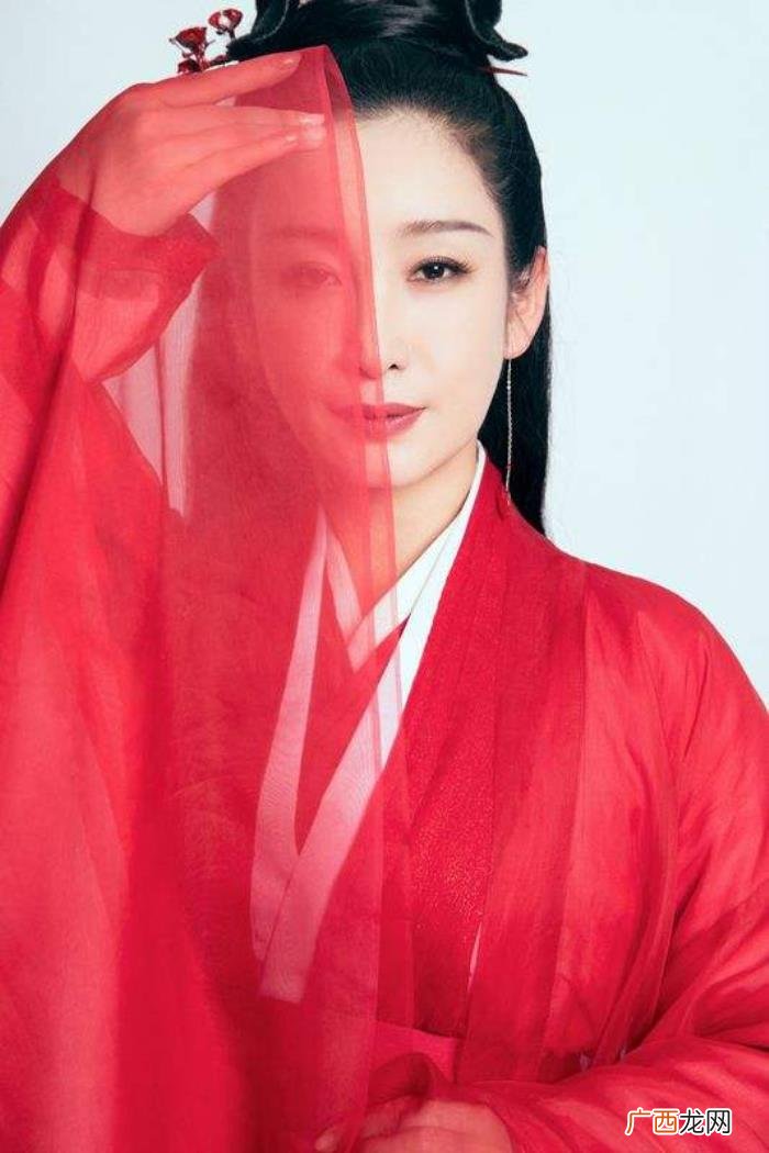 李沁撩王一，王一博放弃表情管理被李沁撩到1秒破功