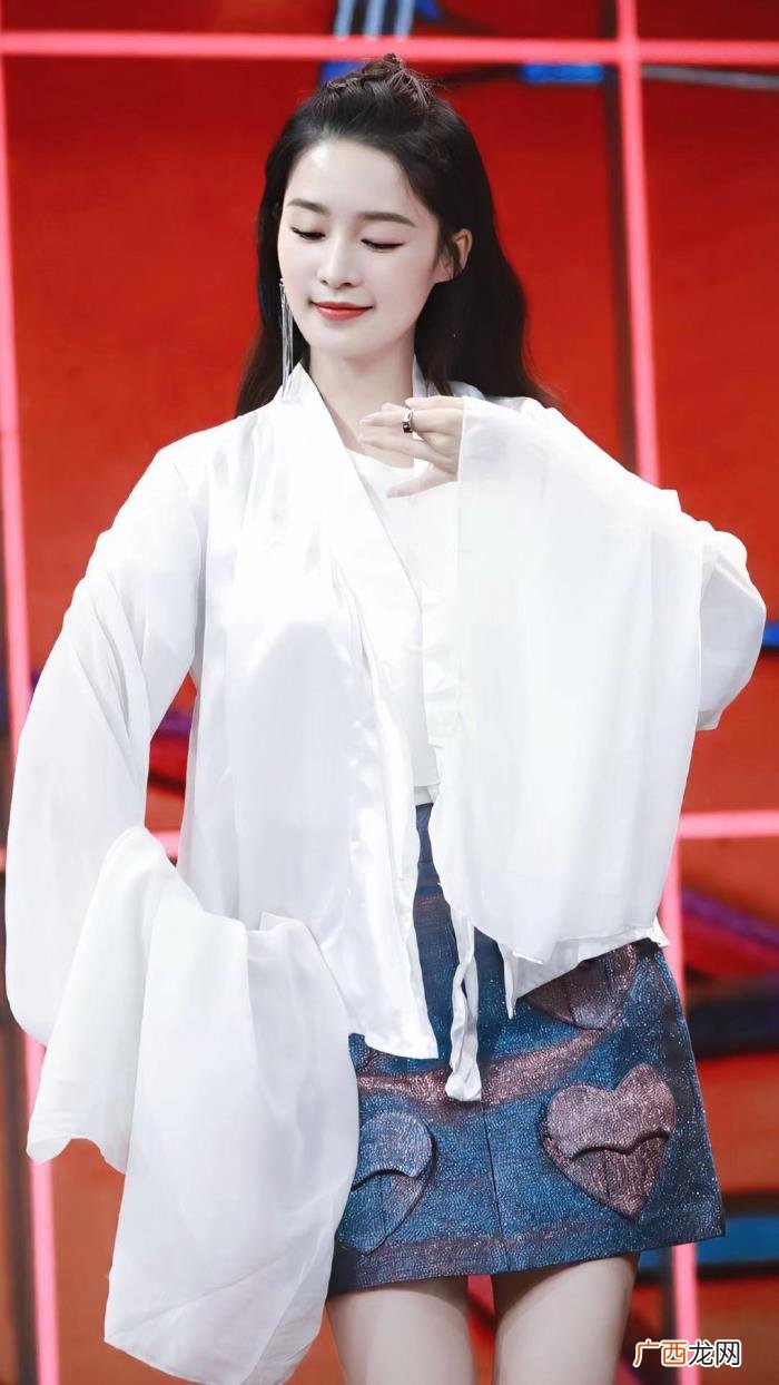 李沁撩王一，王一博放弃表情管理被李沁撩到1秒破功