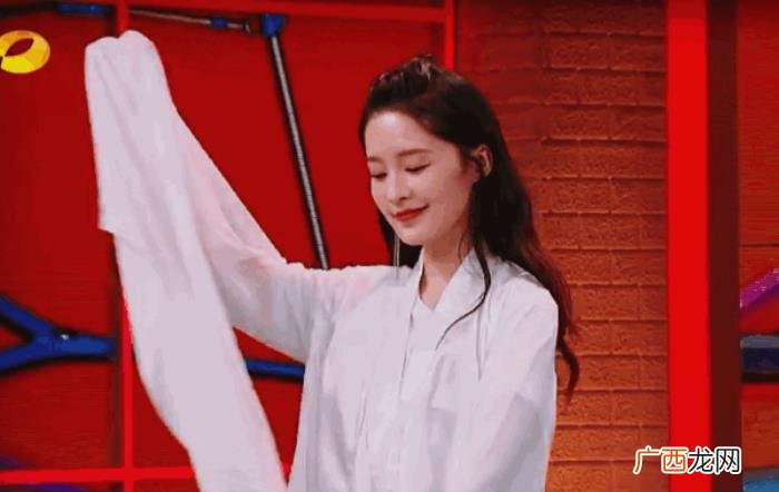 李沁撩王一，王一博放弃表情管理被李沁撩到1秒破功