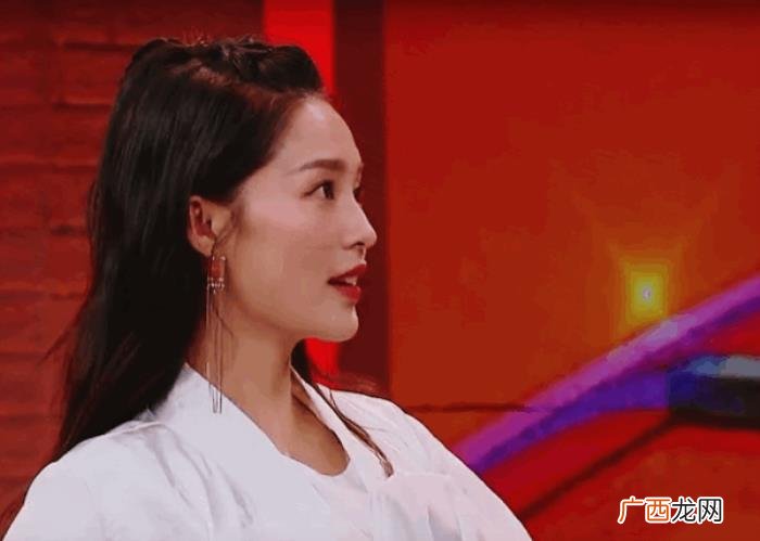 李沁撩王一，王一博放弃表情管理被李沁撩到1秒破功