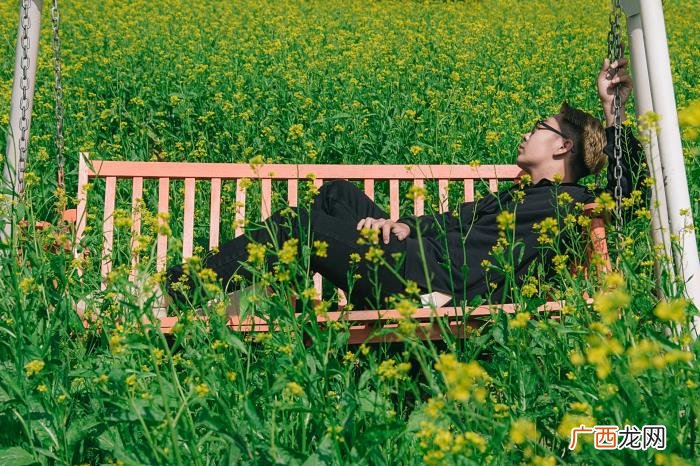 男人心动时看你的眼神，男人真正对你动情后