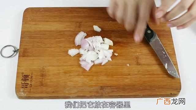 满脸的色斑不敢出门，脸上色斑怎么去除，有方