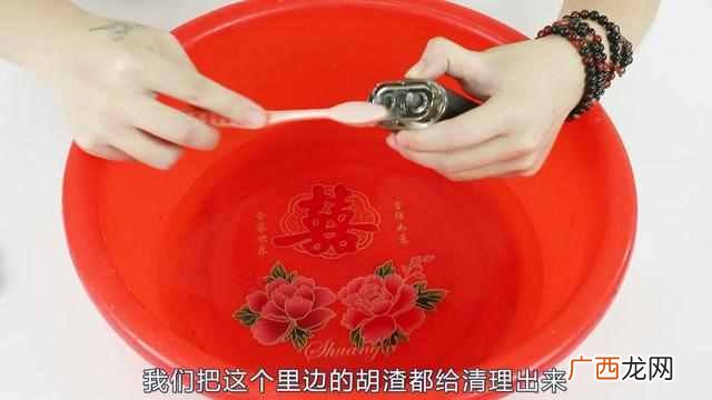 刮胡刀怎么用?教你如何清洁刮胡刀