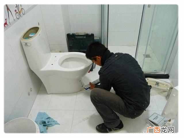 家里马桶堵了怎么办？省钱又省心，几分钟搞定