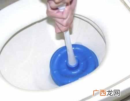 家里马桶堵了怎么办？省钱又省心，几分钟搞定