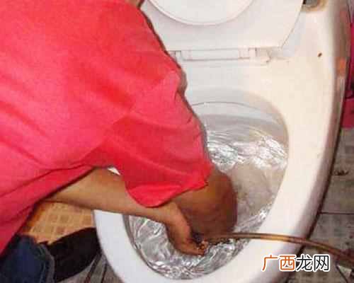 家里马桶堵了怎么办？省钱又省心，几分钟搞定
