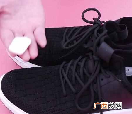 鞋子臭脚怎么办？去除鞋里的臭味有方法