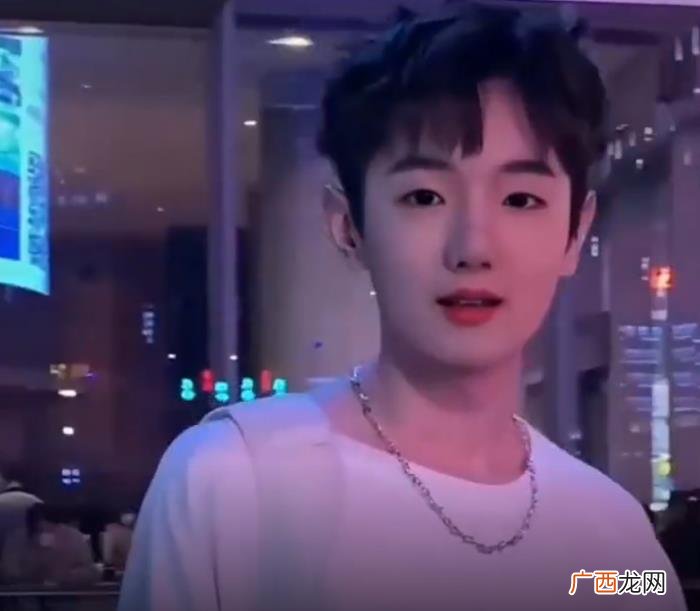 模仿风小逸吃桃，爱吃桃桃的风小逸发视频道歉