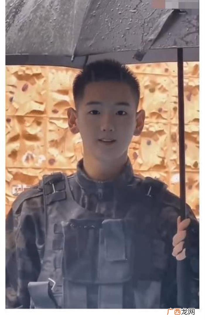 模仿风小逸吃桃，爱吃桃桃的风小逸发视频道歉