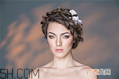 粉刺应该去美容院挑吗？粉刺应该吃维生素几？