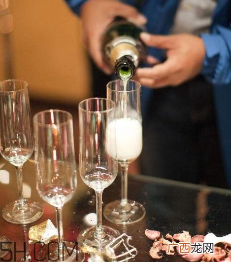 喝酒会引起尿酸偏高吗？喝酒会引起尿毒症吗？