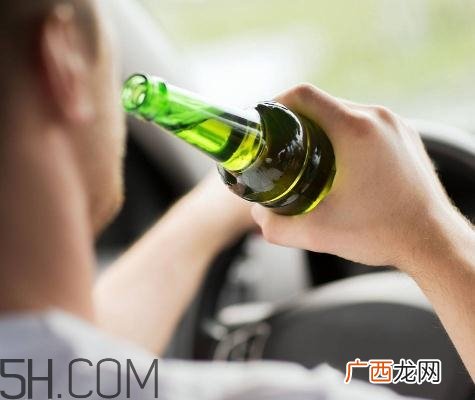 喝酒会引起痛风吗？喝酒会引起面瘫吗？