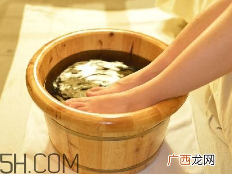 关节炎能泡温泉吗？关节炎能用热水泡吗？