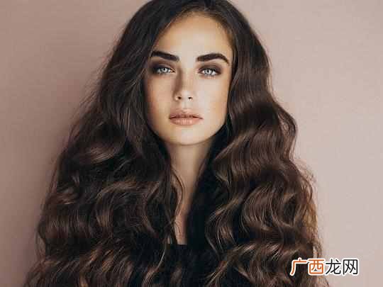 头发稀少怎么变浓密？头发变浓密这个方法特管