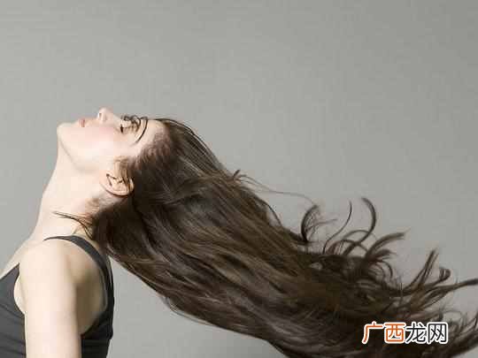 头发稀少怎么变浓密？头发变浓密这个方法特管
